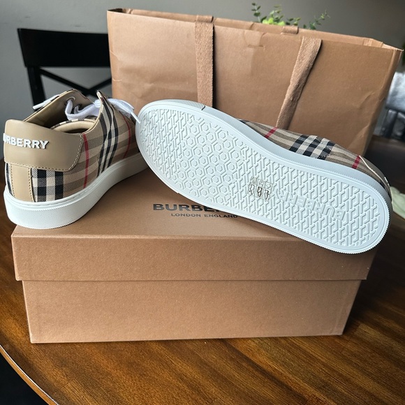 Burberry women’s shoe size 6 (UK 4) - Picture 3 of 9